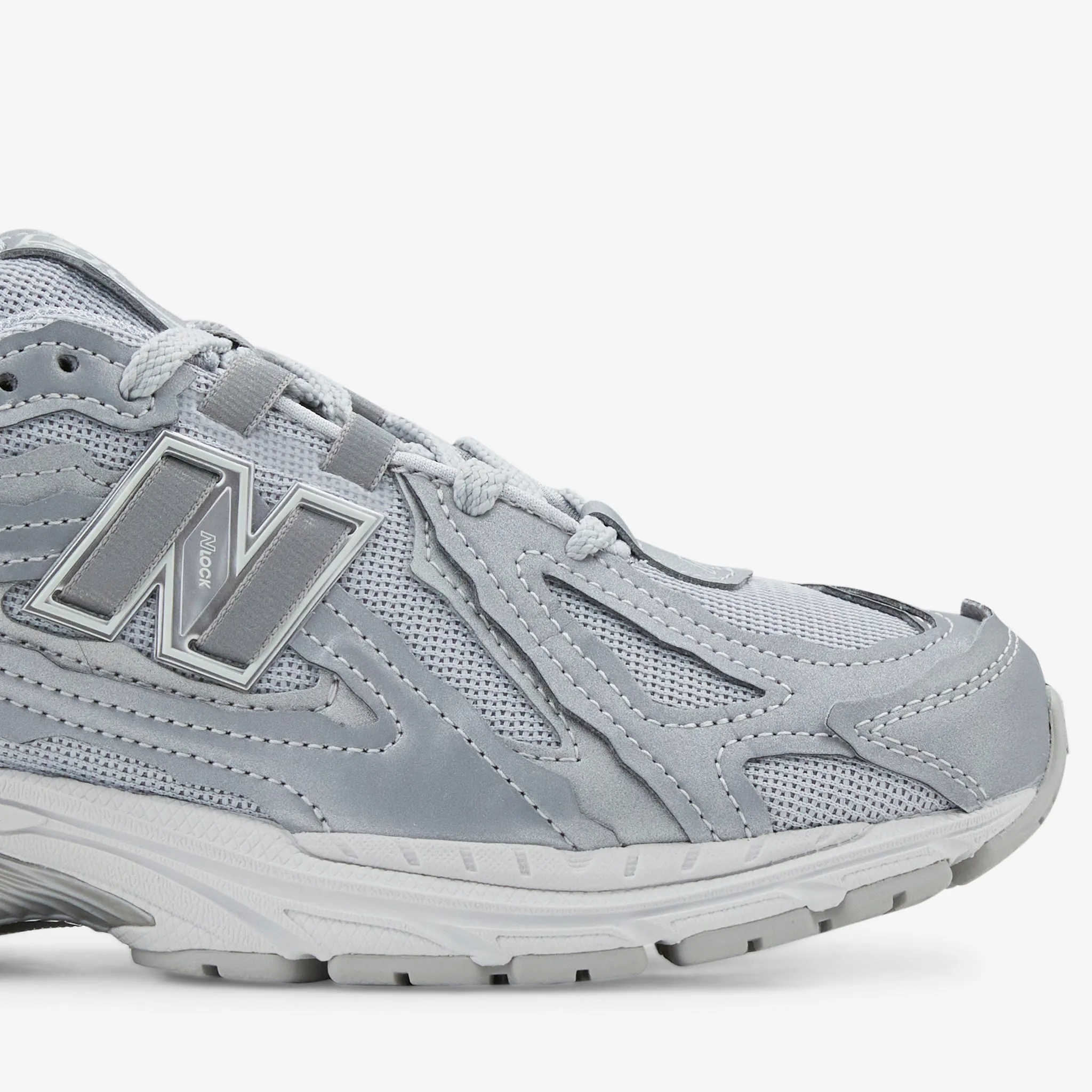1906D Silver Metallic | White | Crimson