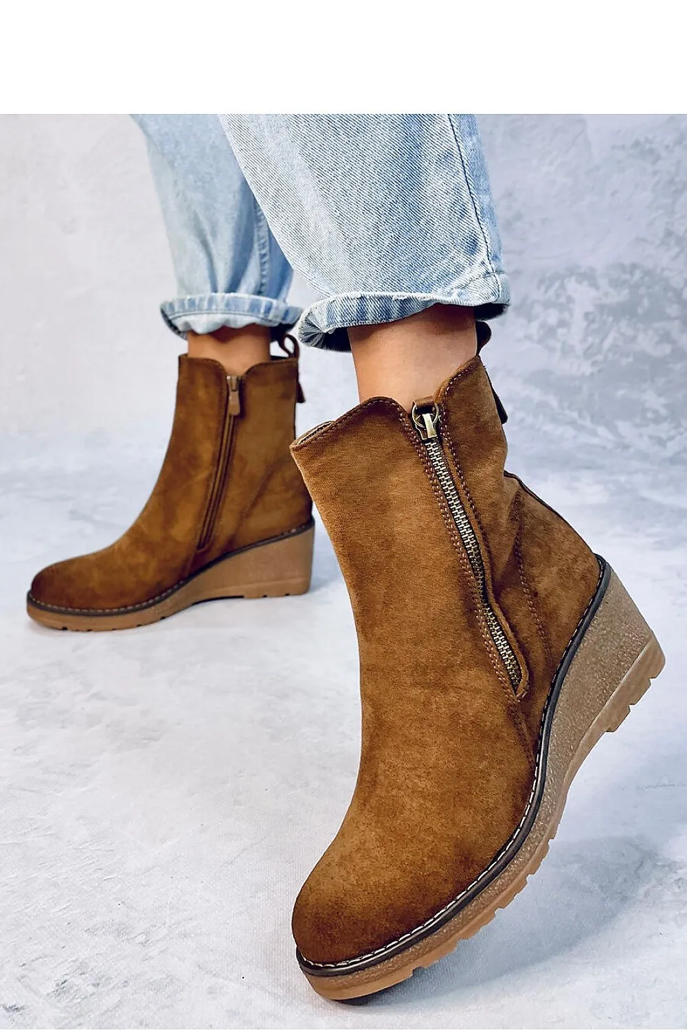 Buskin boots