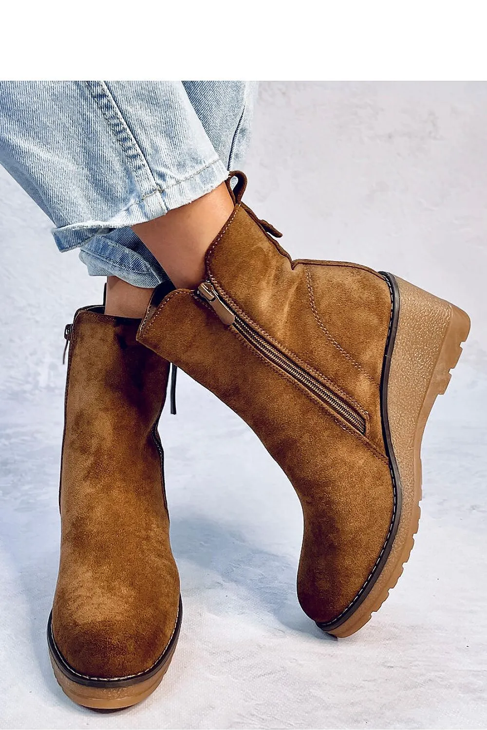 Buskin boots