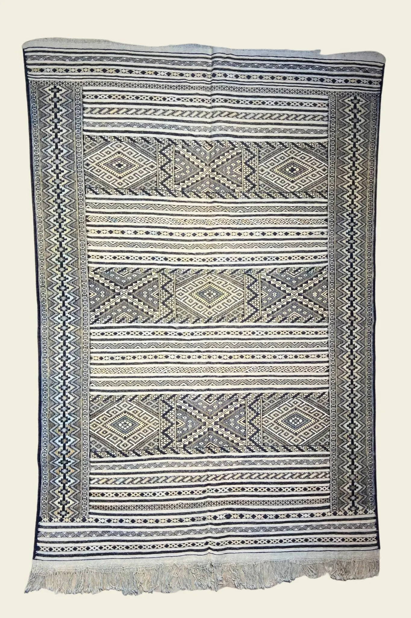 Moroccan area rug from Tifelt, Vegetable silk fabric, 5'6" x 8'3" or 167 cm x 252 cm