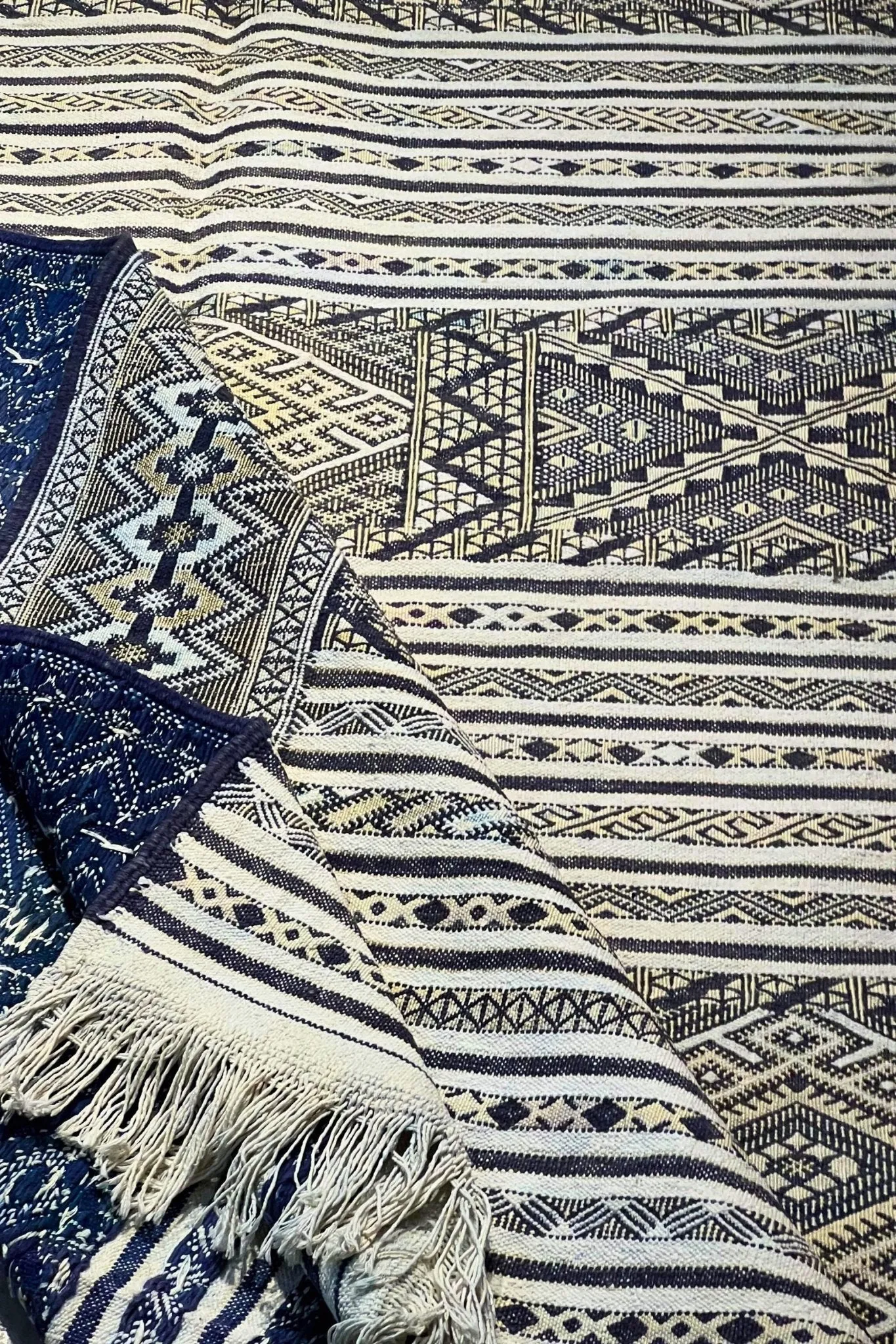 Moroccan area rug from Tifelt, Vegetable silk fabric, 5'6" x 8'3" or 167 cm x 252 cm