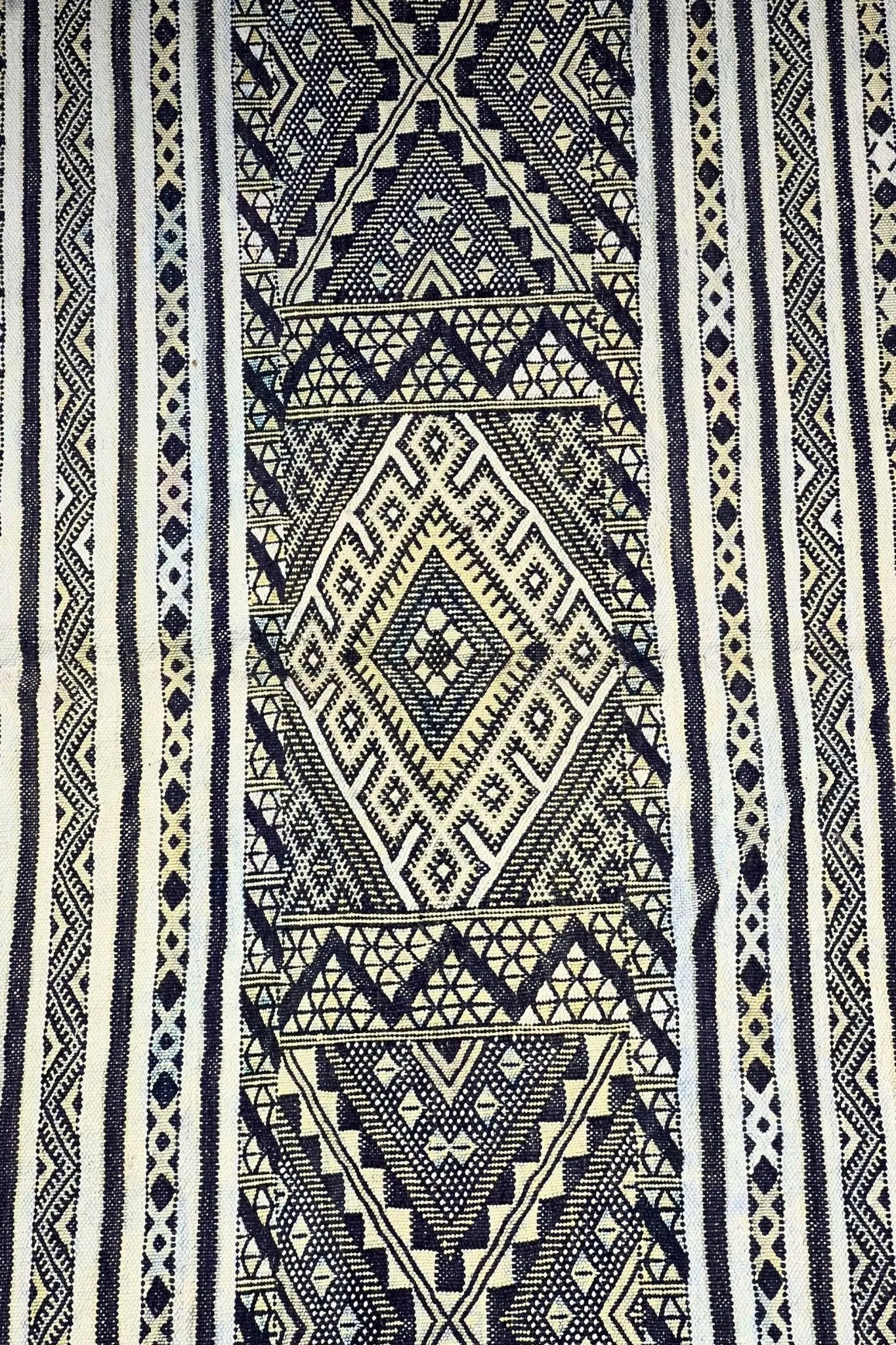 Moroccan area rug from Tifelt, Vegetable silk fabric, 5'6" x 8'3" or 167 cm x 252 cm