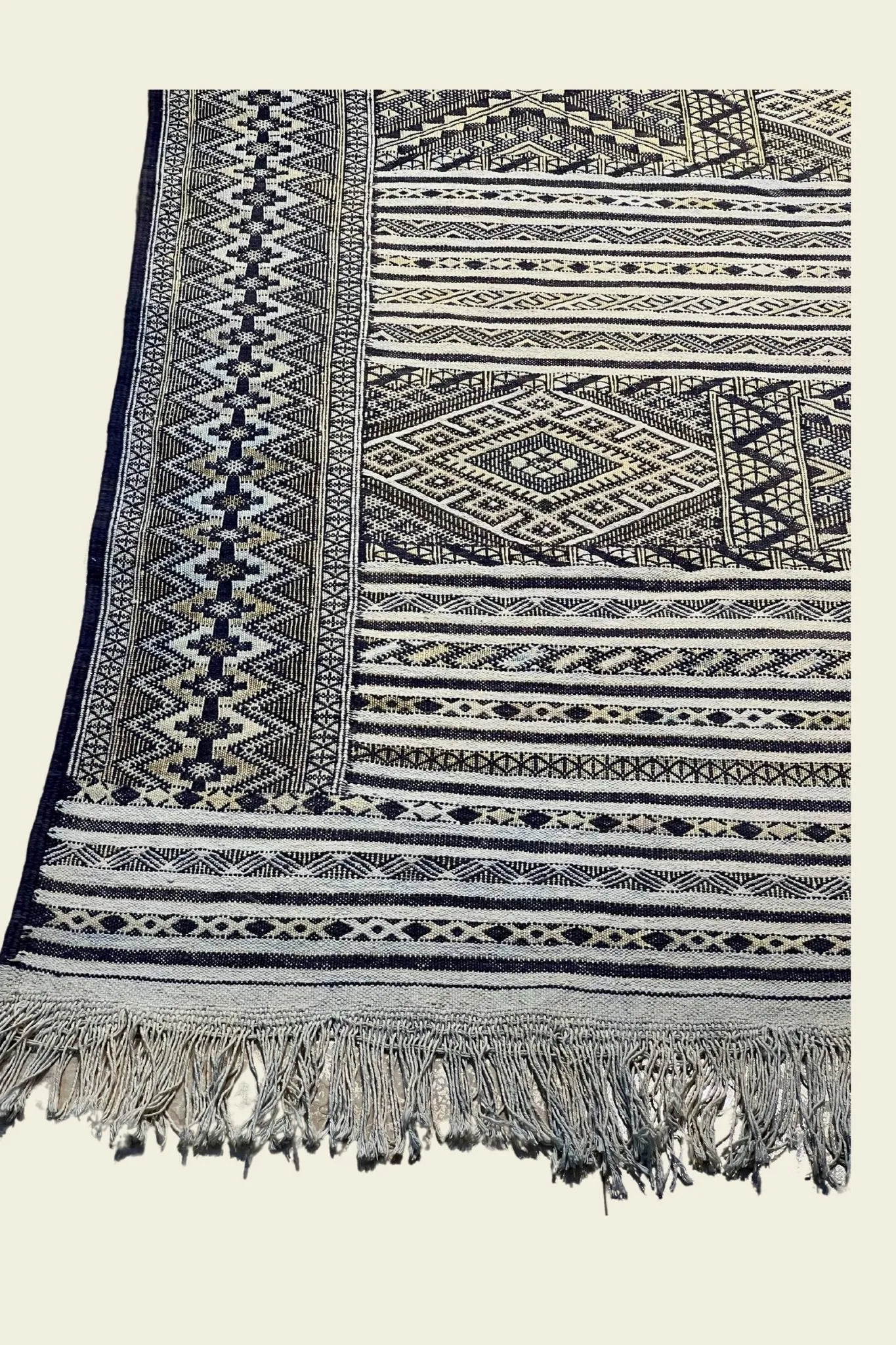 Moroccan area rug from Tifelt, Vegetable silk fabric, 5'6" x 8'3" or 167 cm x 252 cm